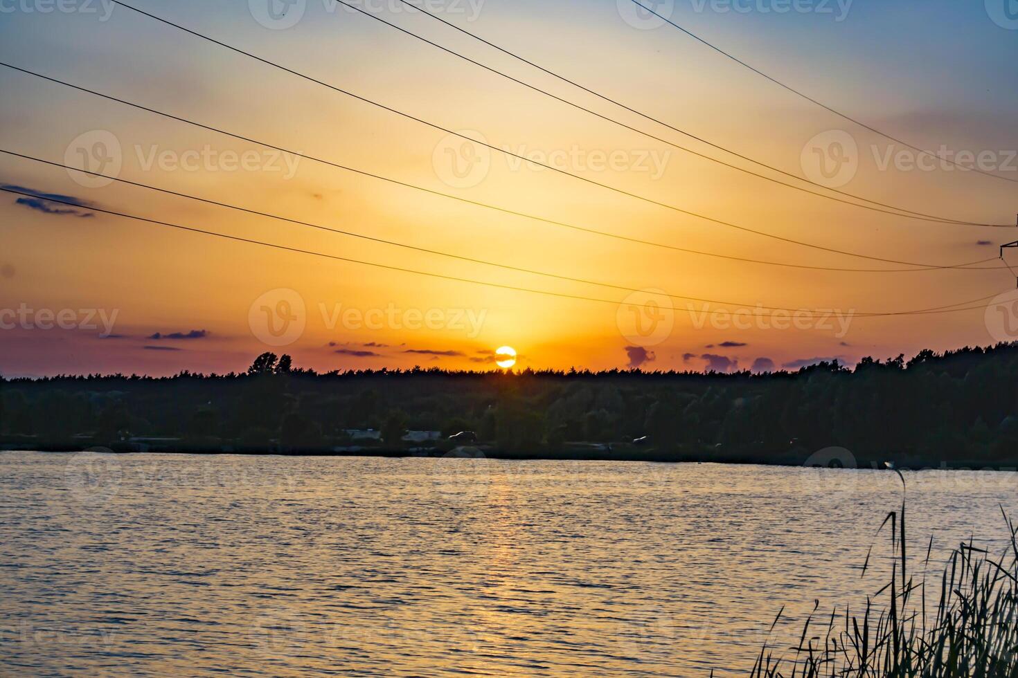 le coucher du soleil plus de le lac. magnifique été paysage. photo
