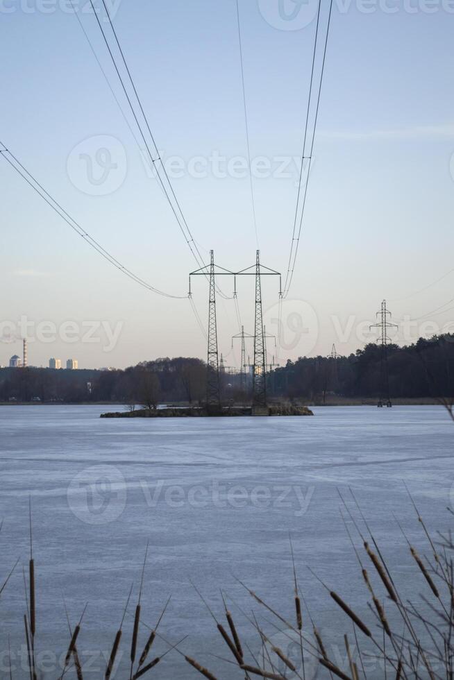 électrique tours sur une île sur le lac. photo