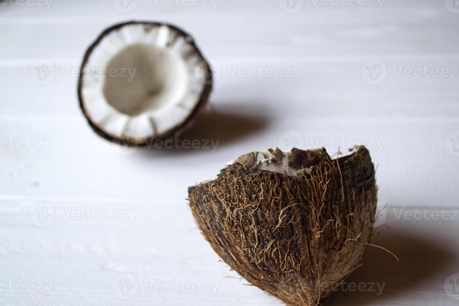 noix de coco sur une blanc en bois Contexte. photo