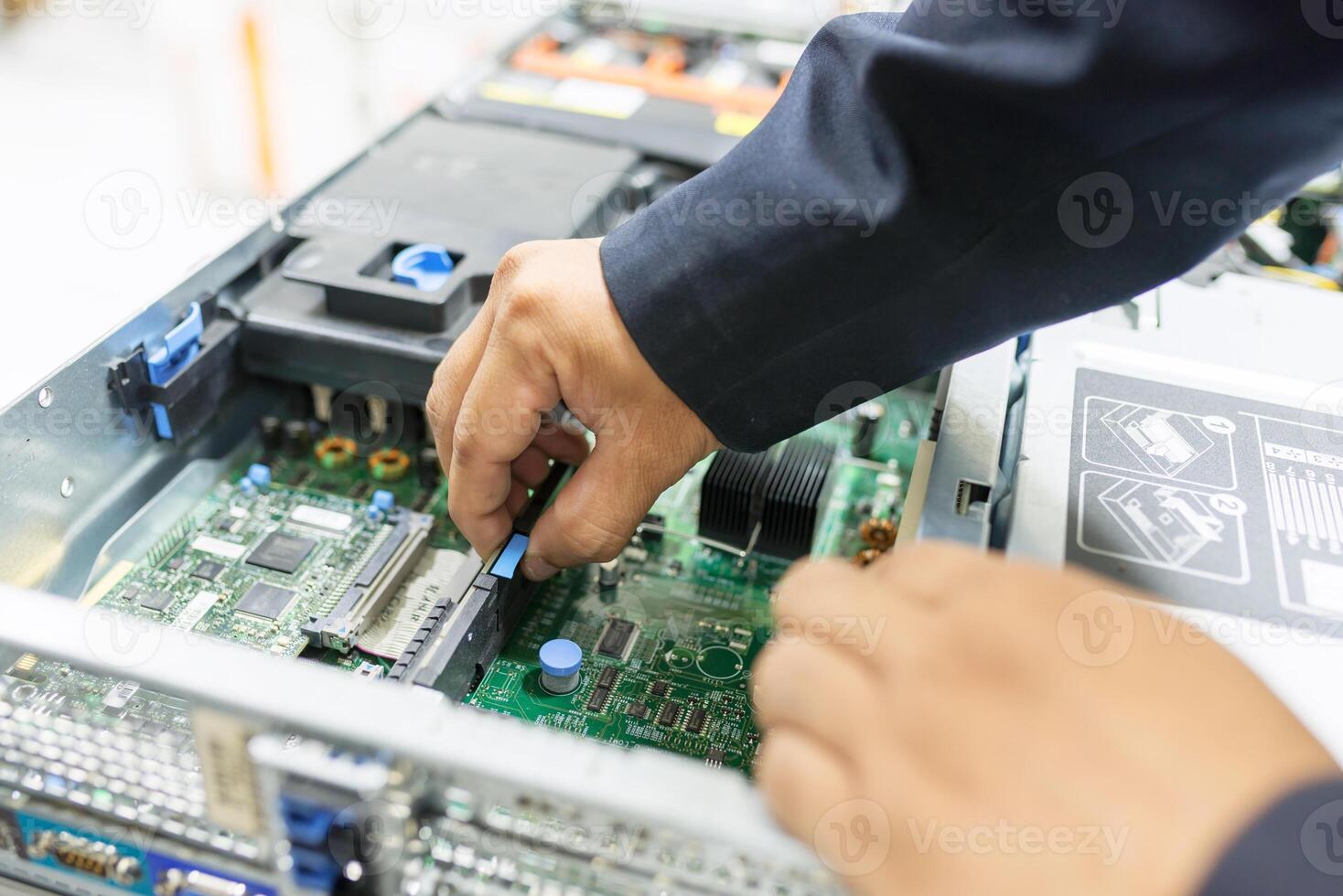 il ingénieur réparer une serveur dans une centre de données photo