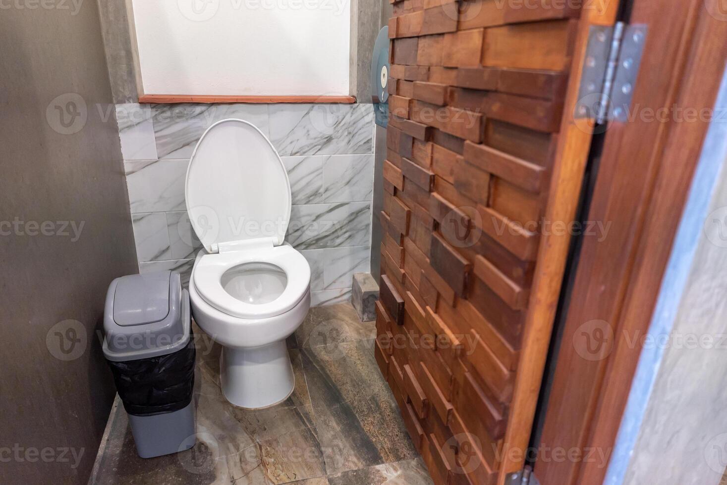 salle de bains avec magnifique toilette et bois porte photo