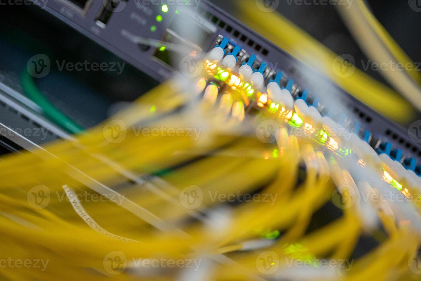 fibre optique avec serveurs dans un centre de données technologique photo