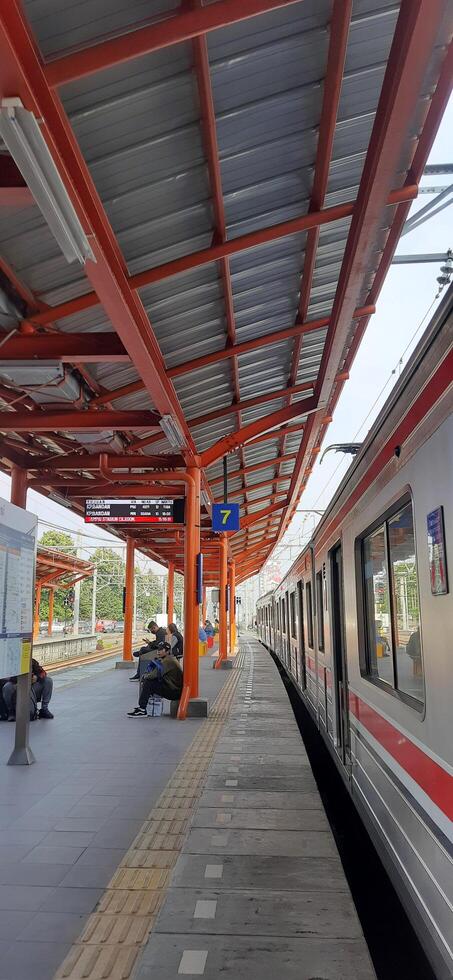 activité gens à chemin de fer train station bekasi. local train Indonésie. chemin de fer route. Ouest Java, Indonésie - avril 8 2024 photo