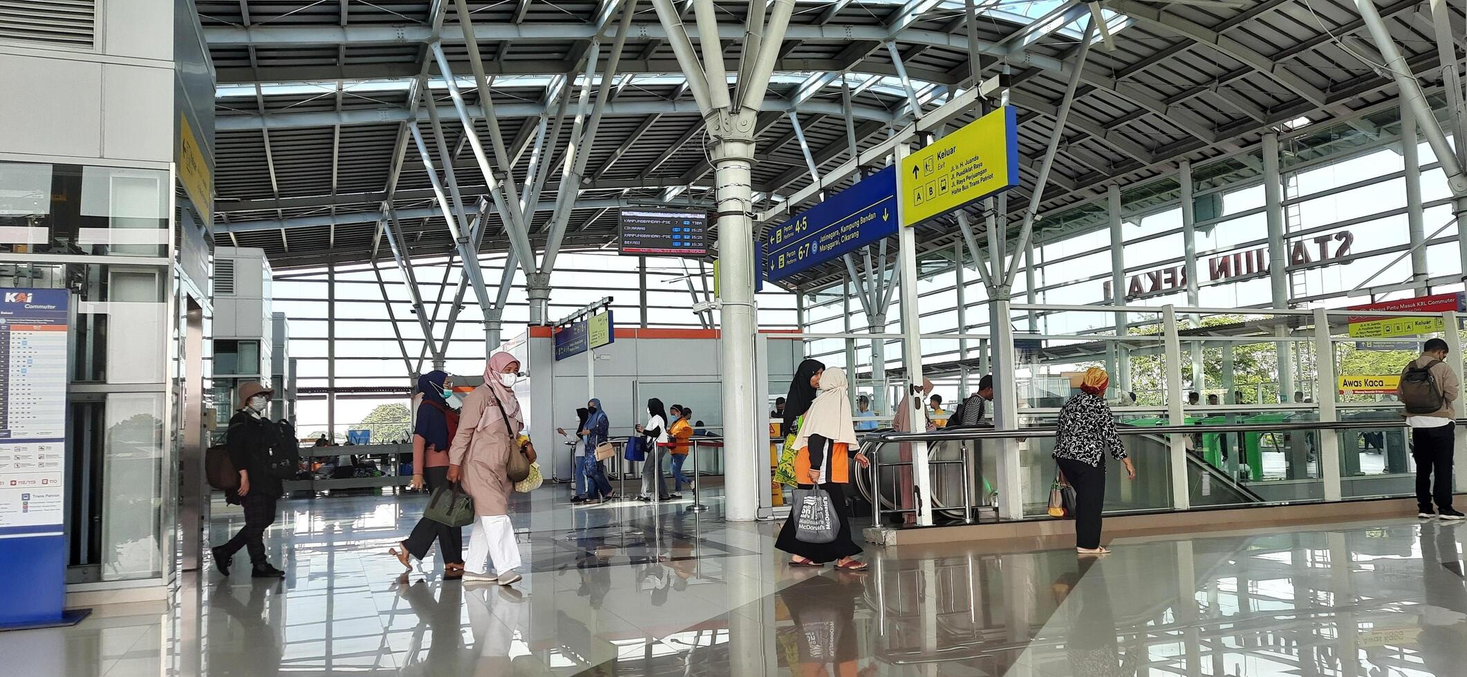 le atmosphère les voyageurs ou mudik lebaran ou pulang kampung ou idiot fitri des moments dans train station bekasi. Ouest Java, Indonésie - avril 8 2024 photo