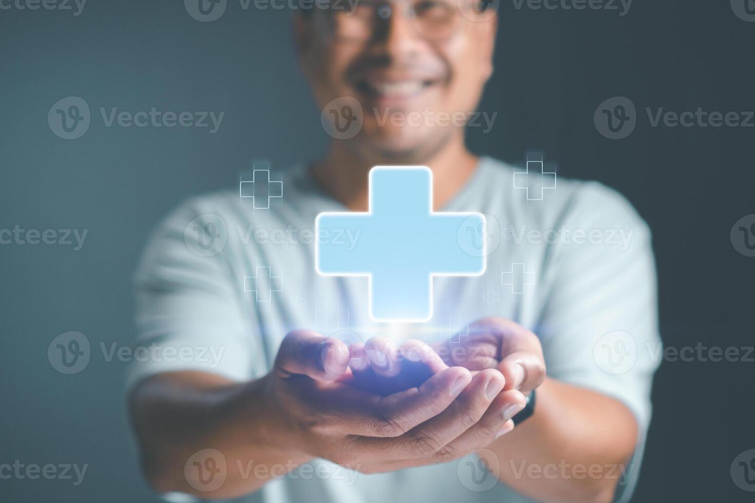 mental santé se soucier mental rajeunissement concept. homme souriant bien ambiance main en portant virtuel bleu plus signe pour positif en pensant état d'esprit ou soins de santé Assurance symbole. photo