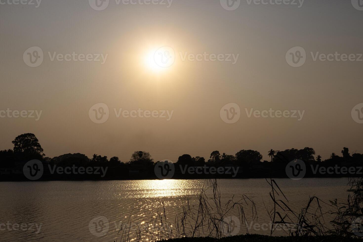 coucher de soleil à la rivière photo