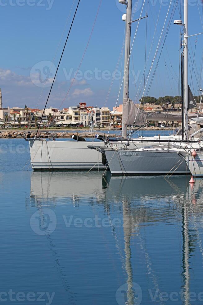 Réthymnon, Grèce, Vendredi 15 Mars 2024 Crète île vacances explorant le ville Port riviera luxe yachts proche en haut été Contexte carnaval saison haute qualité gros Taille impressions photo