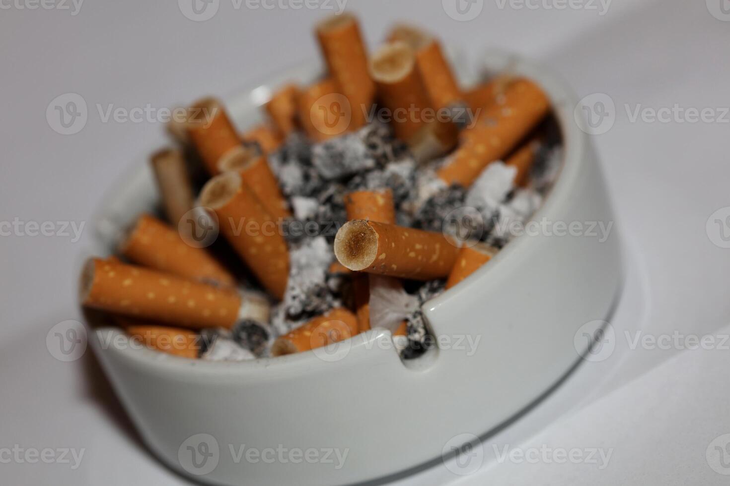 plein cendrier de cigarettes proche en haut macro vue fumeur habitudes haute résolution Stock la photographie et images haute qualité gros Taille instant Télécharger photo