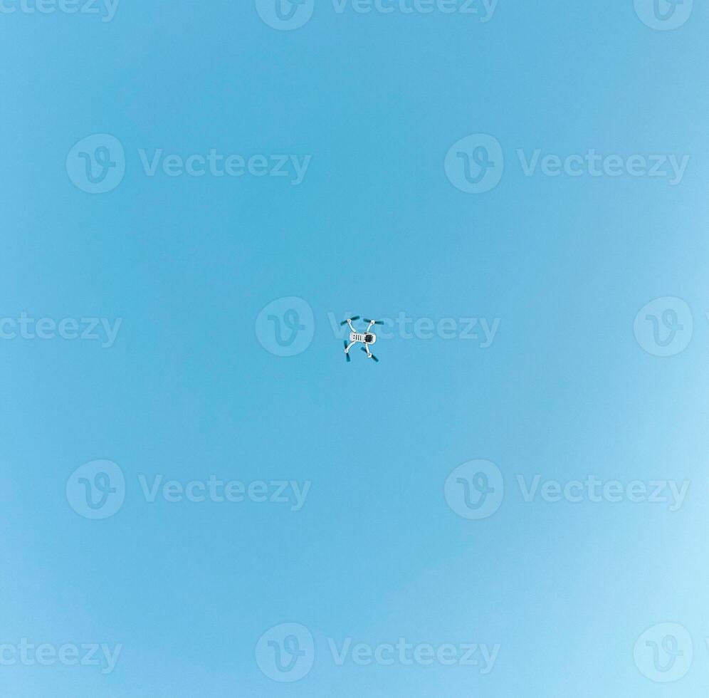 drone mini contre bleu ciel photo