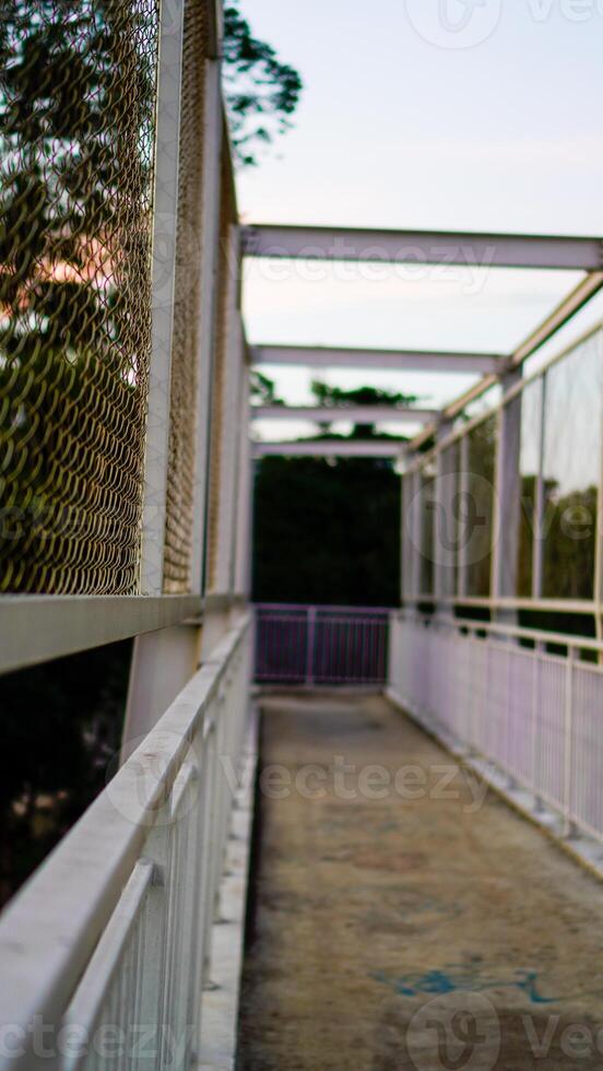 blanc piéton pont avec piliers et Sécurité clôtures. photo