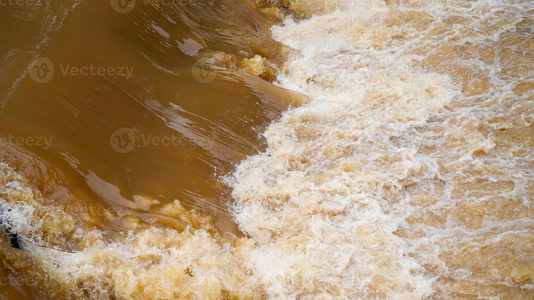 il regards proche à le dérivation de sombre l'eau cette les flux rapidement au-delà le frontière barrage. photo