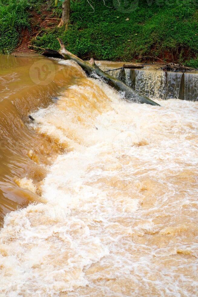 il regards proche à le dérivation de sombre l'eau cette les flux rapidement au-delà le frontière barrage. photo