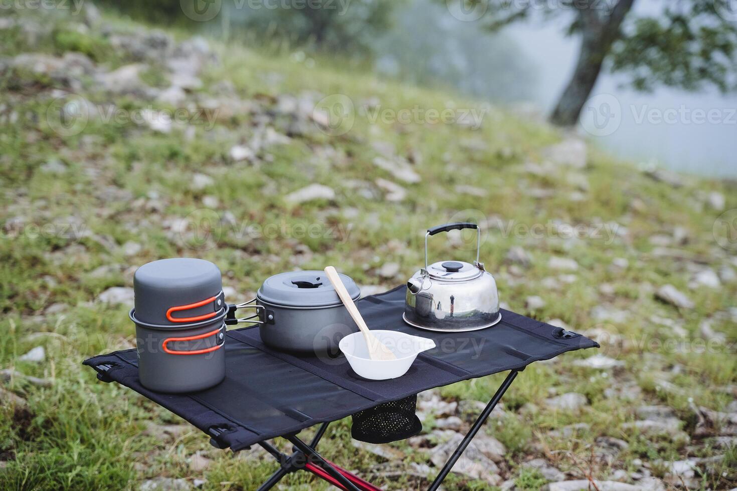 petit déjeuner de le touristique groupe à le arrêt dans le montagnes, cuisinier nourriture sur une randonnée, métal ustensiles dans le alpinisme, équipement pour le cuisine dans le site de camp. photo