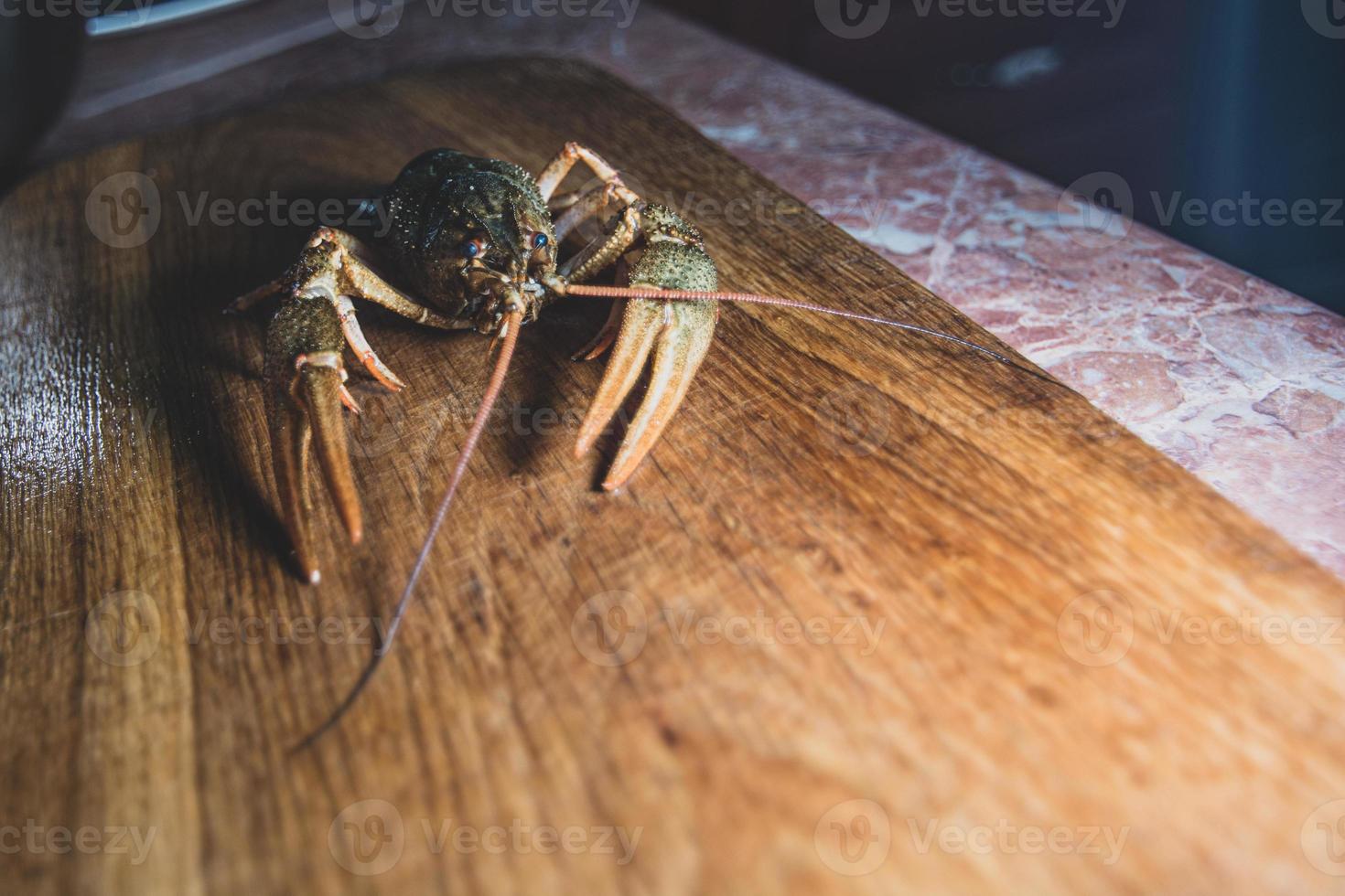 écrevisses sur la planche de cuisine photo