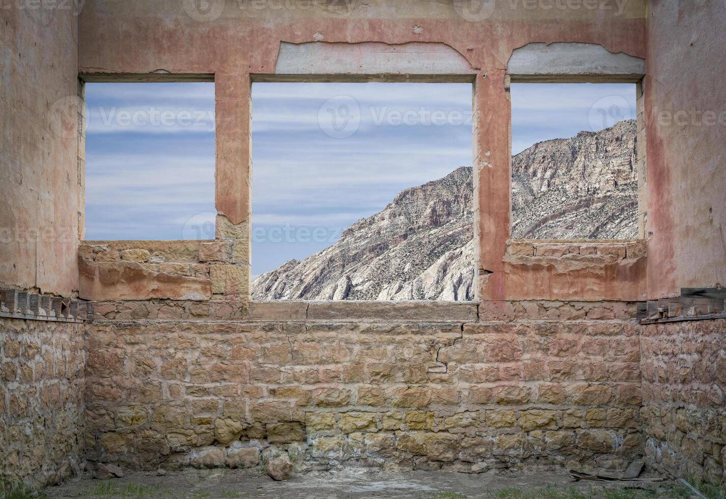 rocheux falaise vue par les fenêtres photo