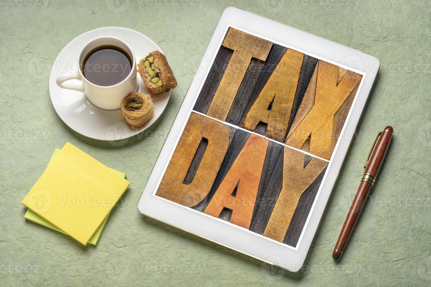 impôt journée dans ancien bois type sur tablette photo