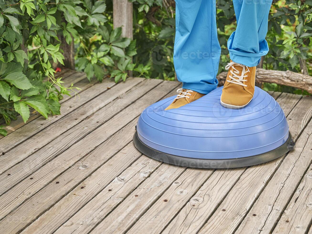 Masculin pieds et jambes équilibrage sur bosu moitié Balle photo