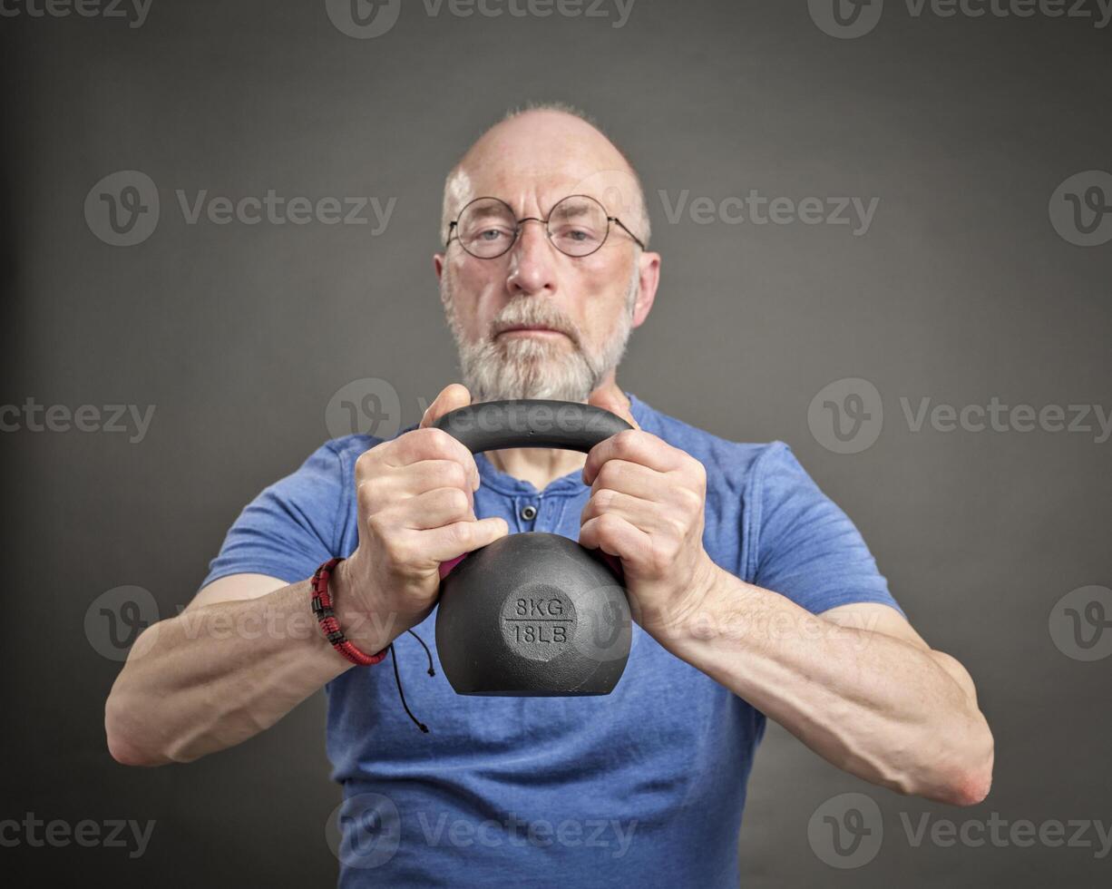 Sénior homme exercice avec le fer kettlebell photo