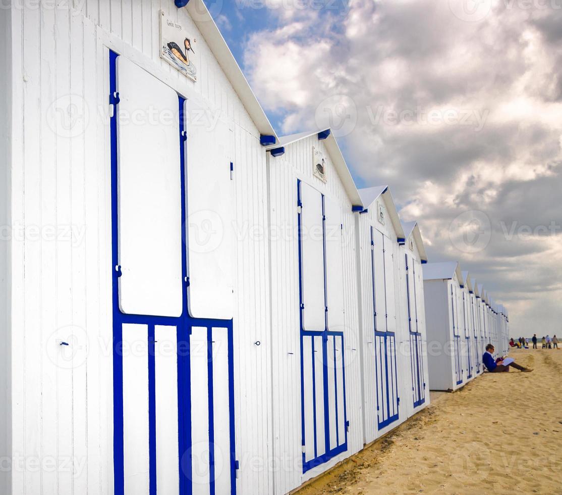 Cabines de plage blanches d'affilée sur la côte française photo