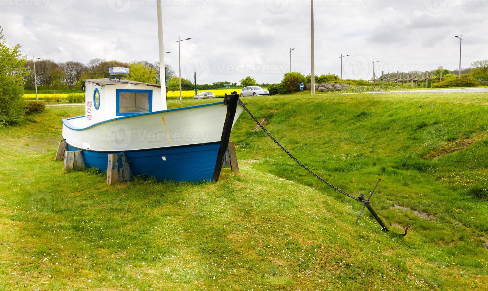 bateau avec une ancre lourde sur l'herbe photo