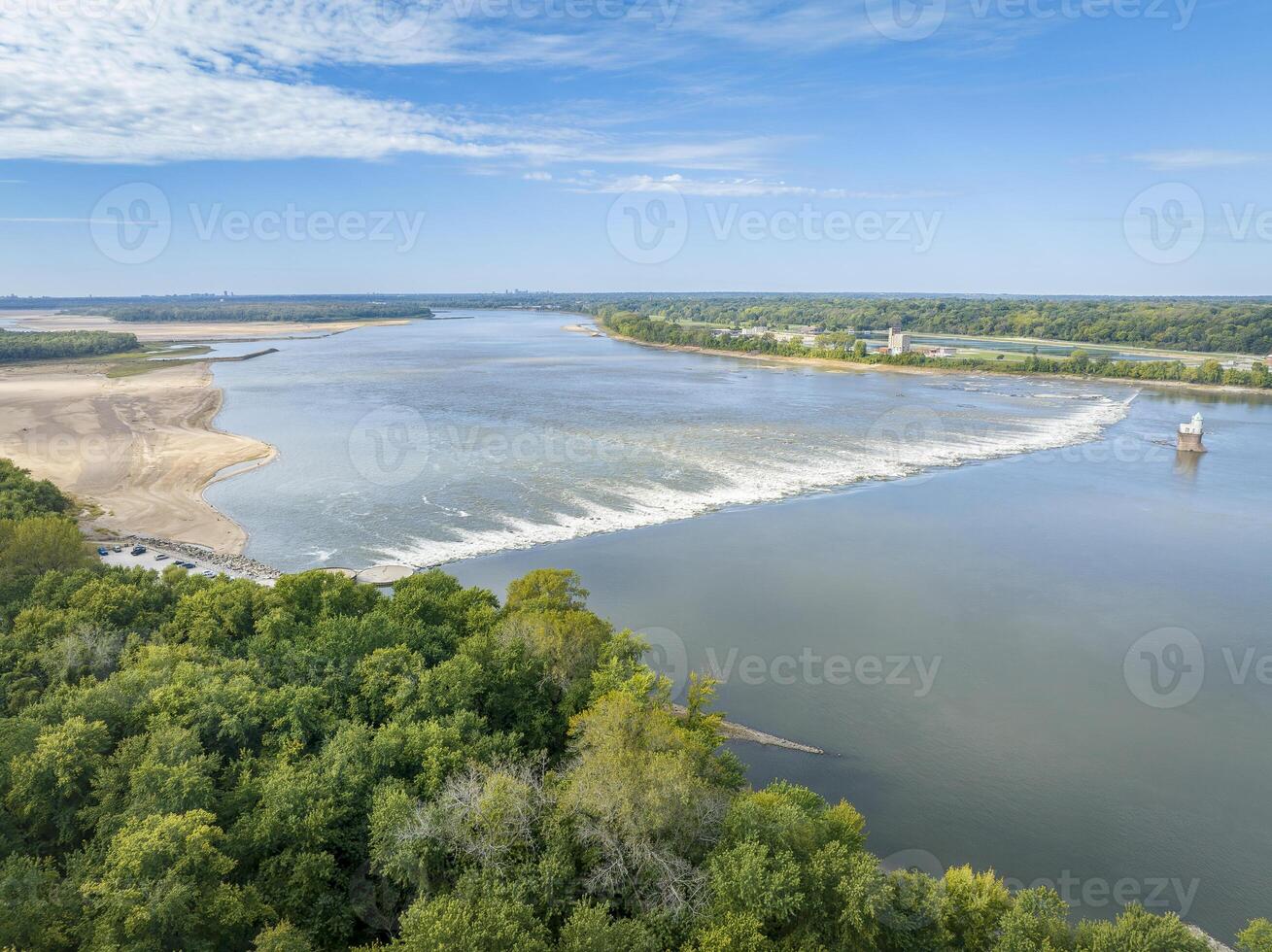 faible l'eau barrage et une rapide sur le Mississippi rivière au dessous de chaîne de rochers avec st Louis, Missouri, sur le horizon photo