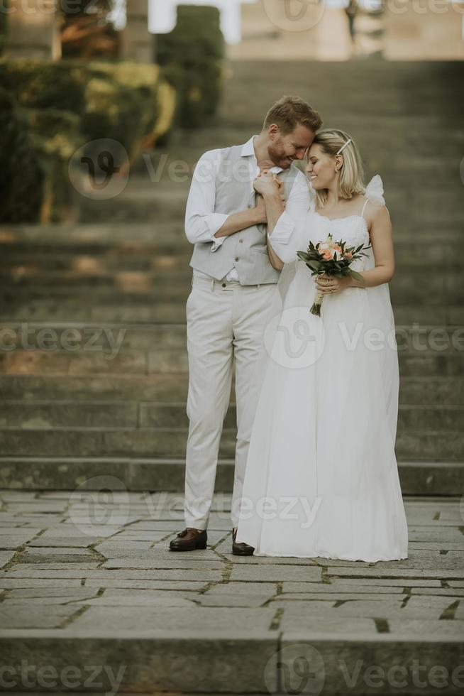 jeune couple de jeunes mariés photo