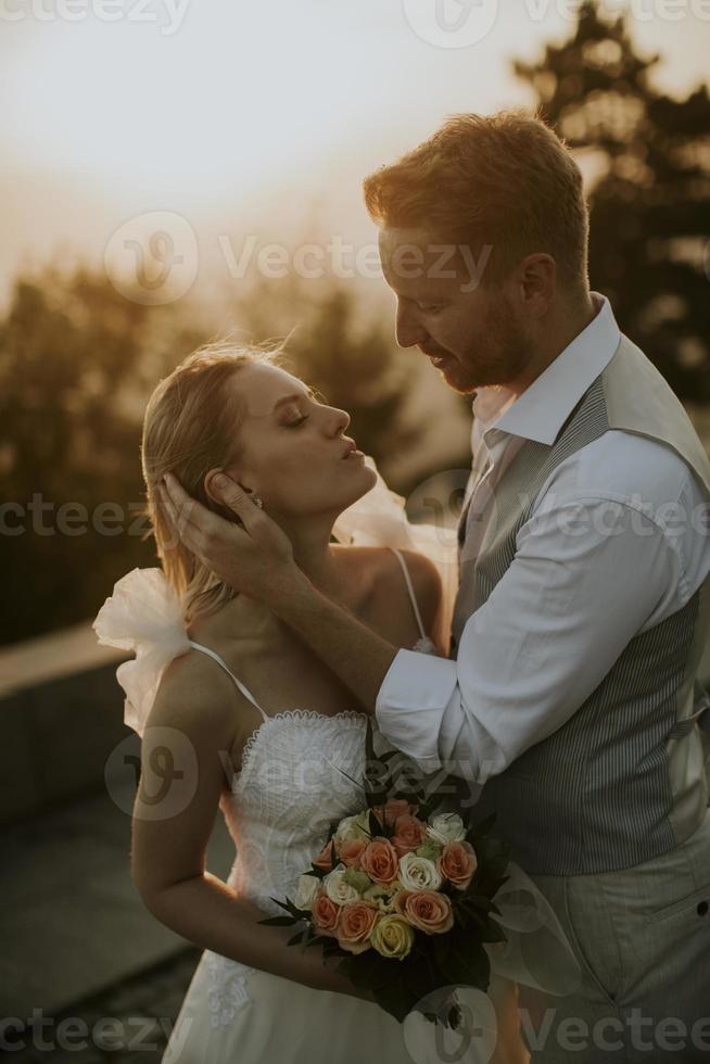 jeune couple de jeunes mariés photo