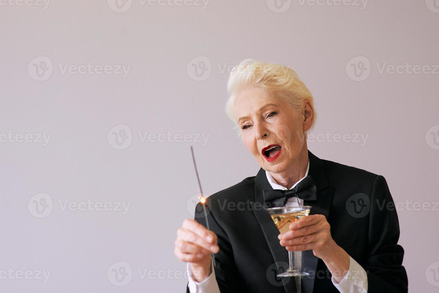 femme senior mature élégante en smoking célébrant le nouvel an. amusement, fête, la fête est finie, style, concept de célébration photo