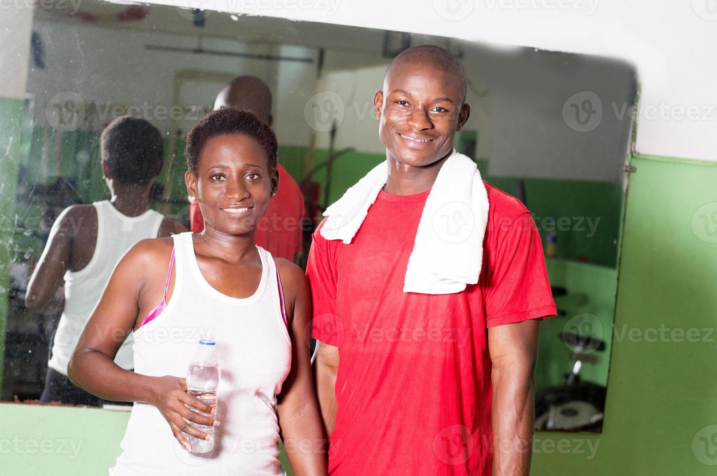 jeune femme et son entraîneur dans une salle de sport. photo