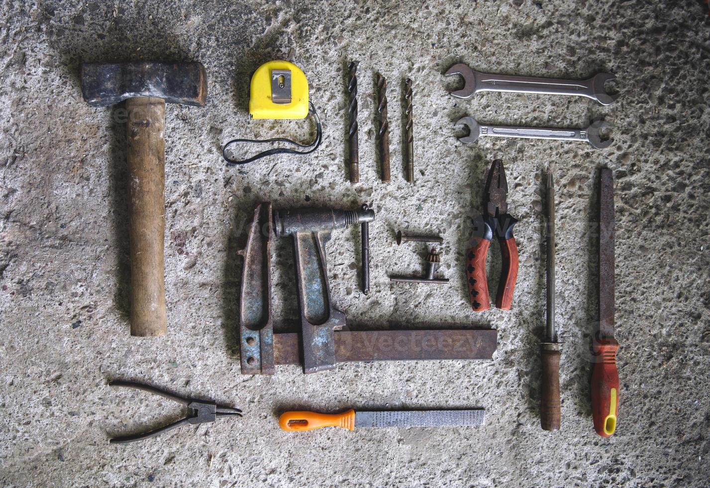 outils de charpentier sur fond de béton photo