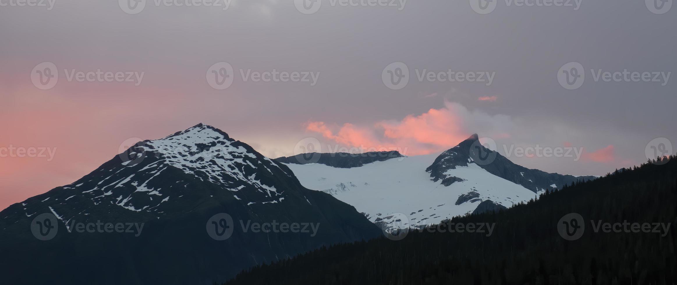 coucher de soleil et montagnes, bras endicott, alaska photo