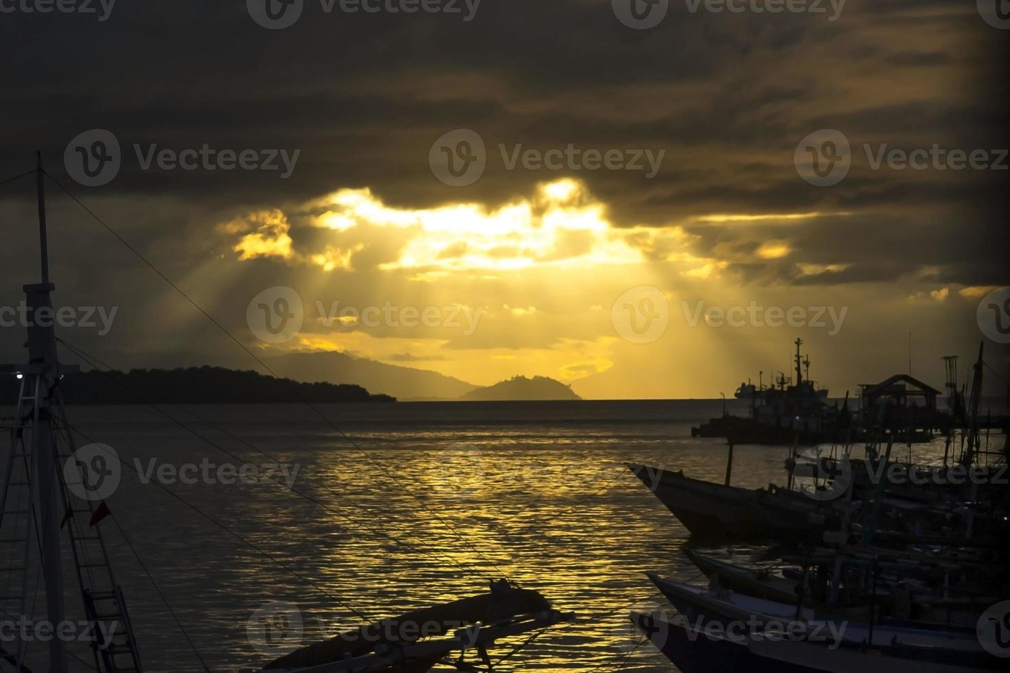 fond de coucher de soleil avec la silhouette des navires photo