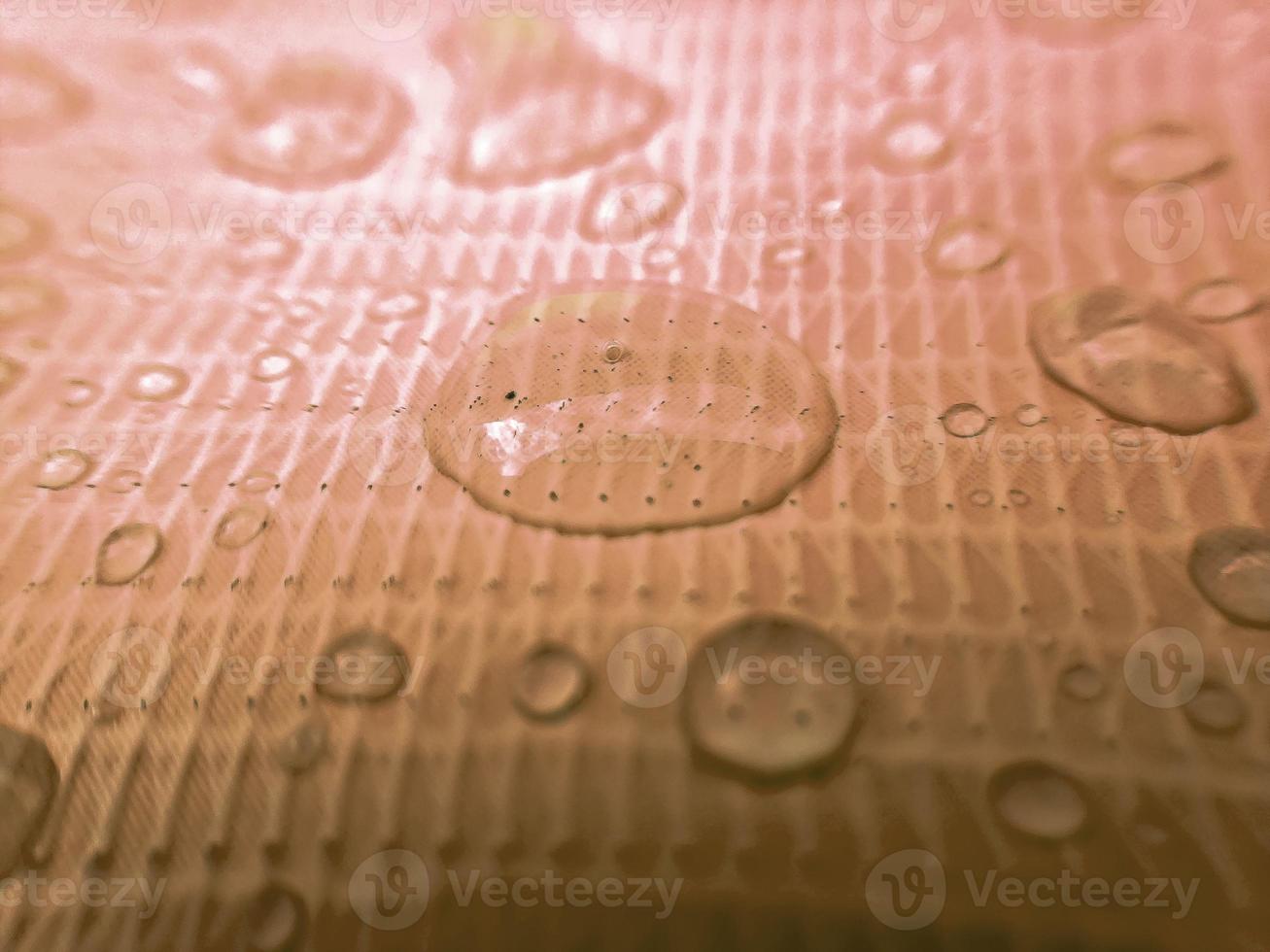 goutte d'eau sur une surface texturée en tissu photo