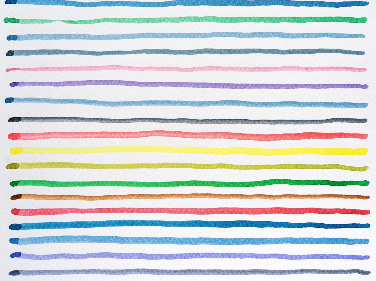 fond abstrait lignes aquarelles. coups de pinceau peints à l'aquarelle colorée sur blanc. photo