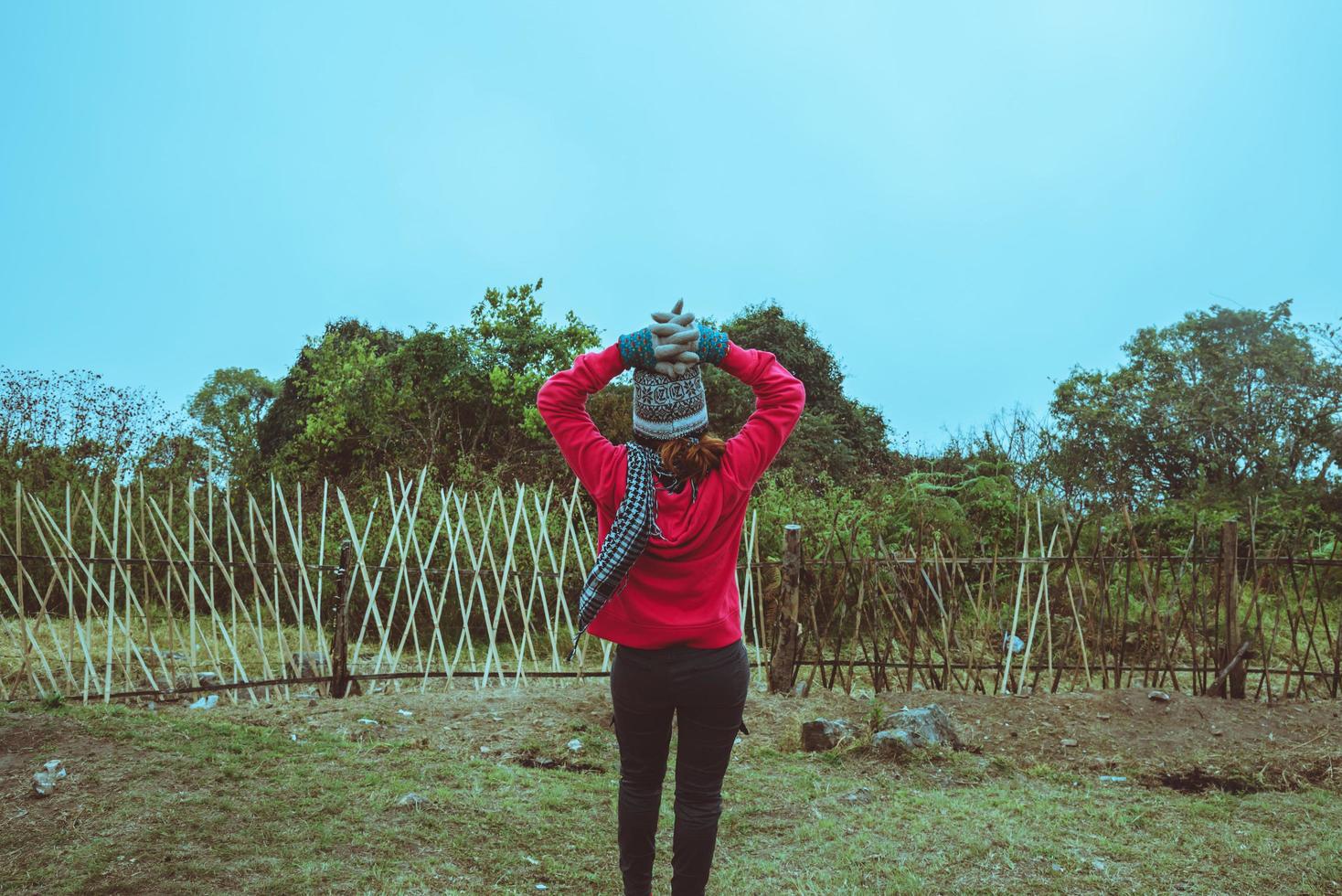 les femmes asiatiques voyagent se détendent en camping pendant les vacances. sur la montagne.thaïlande photo