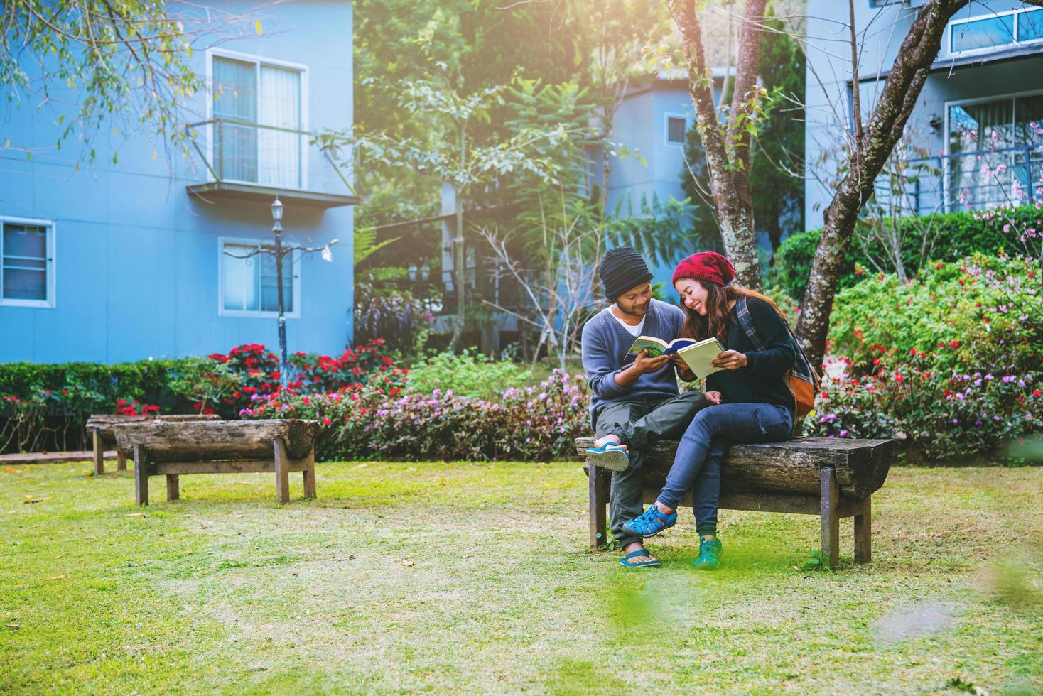 un couple asiatique a souri et était satisfait du livre lu. parmi les magnifiques jardins fleuris, saint valentin photo