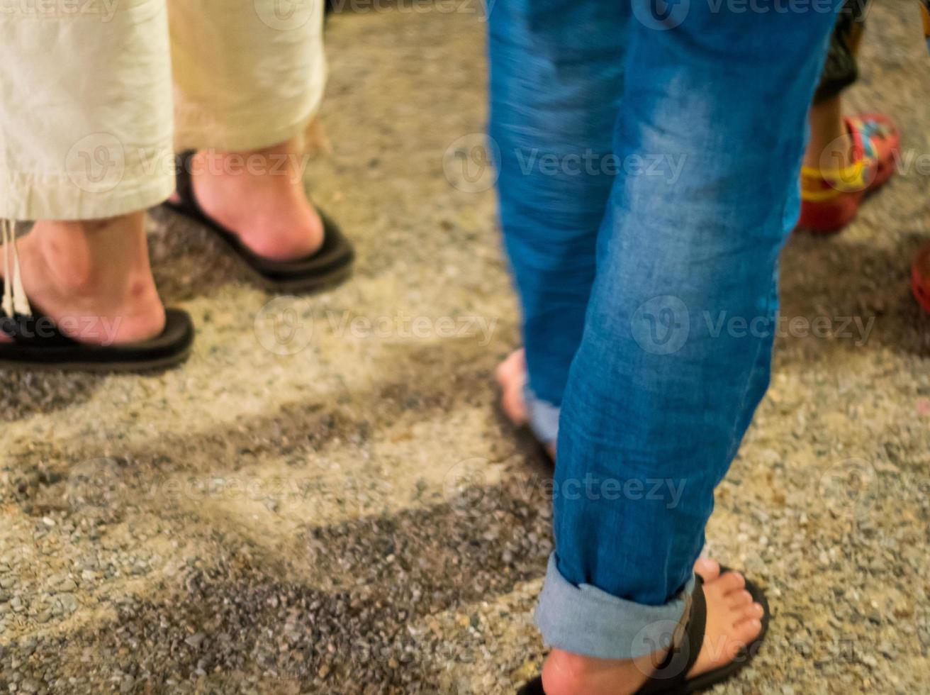 jambe seule personnes marchant dans le parc extérieur photo