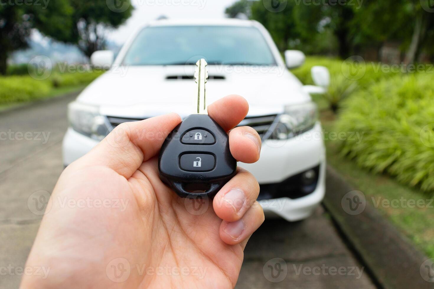 voiture clé dans main avec voiture sur le Contexte. voiture des trucs concept. après certains modifications. photo