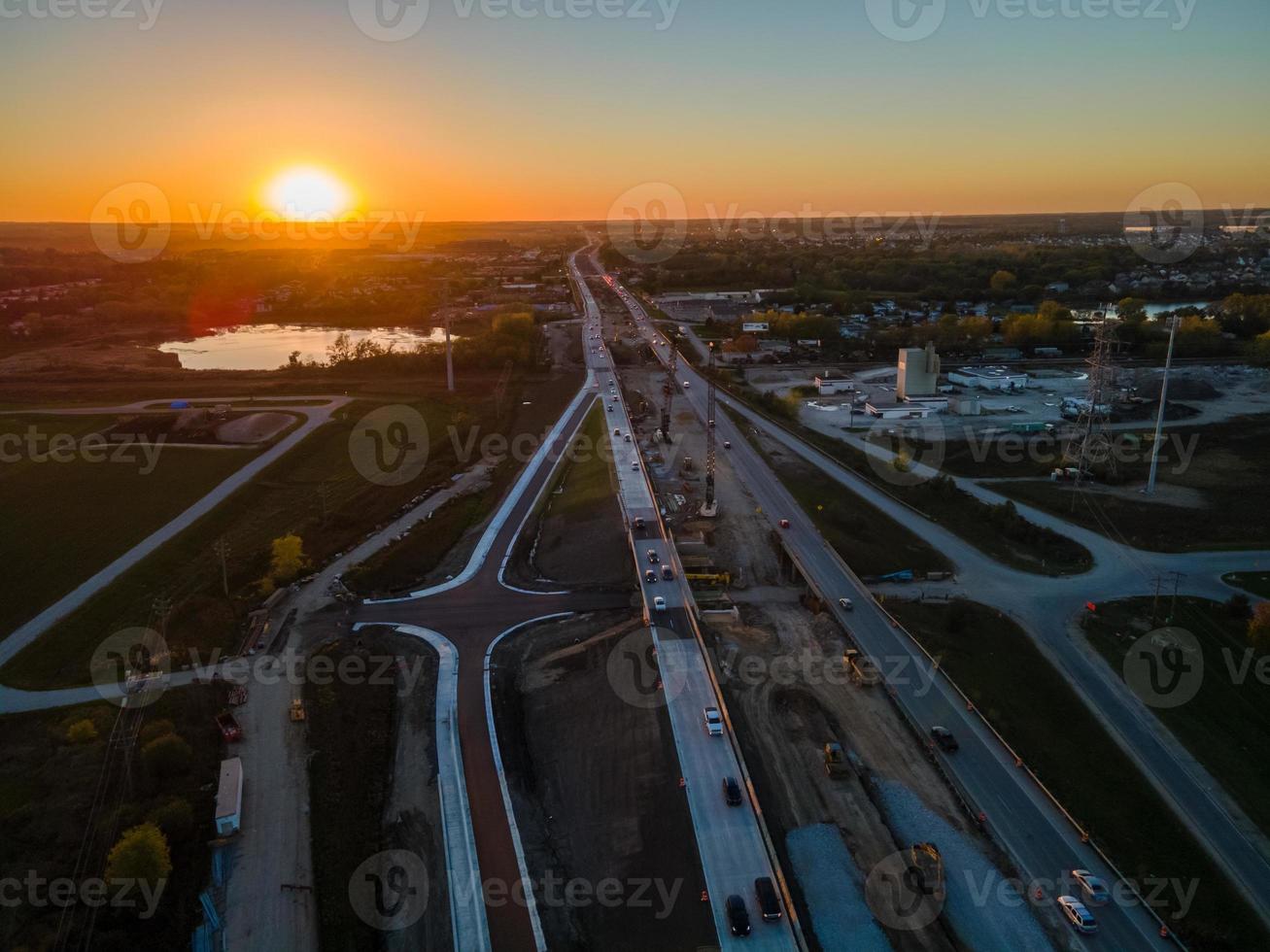 construction d'autoroute au coucher du soleil en zone urbaine à kenosha photo