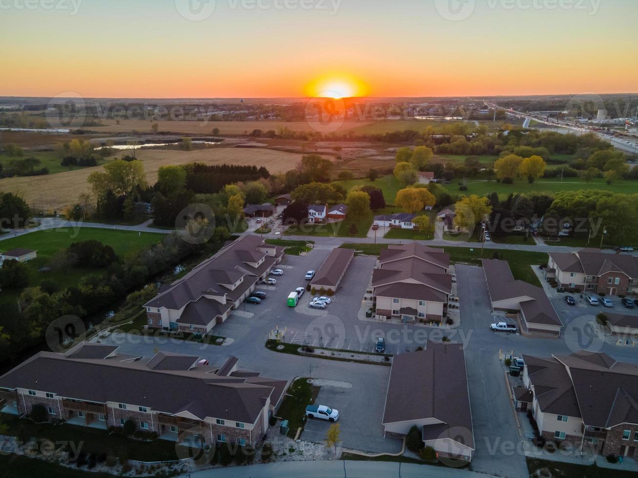 Complexe d'appartements urbains au coucher du soleil à Kenosha, Wisconsin photo