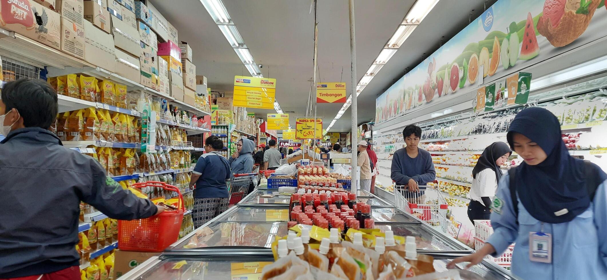 client choisir divers les courses des produits dans épicerie magasin. supermarché concept. bekasi, Ouest Java, Indonésie - Mars 8 2024 photo