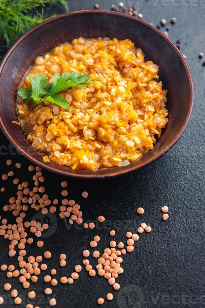 lentilles rouges aux légumes compote de légumineuses et épices au curry soupe dal indienne photo