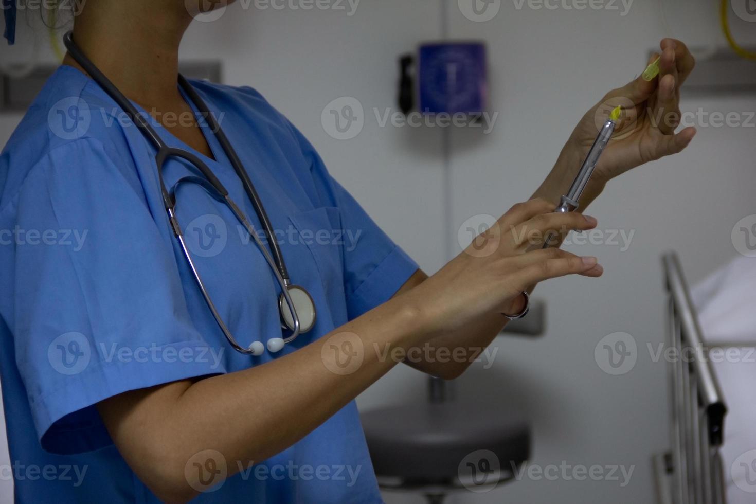 médecin tenant une seringue dans une chambre d'hôpital. photo