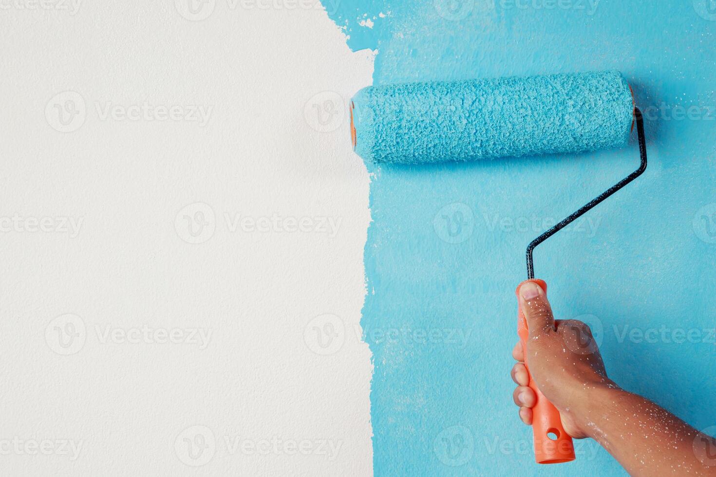 rouleau brosse peinture, ouvrier La peinture sur surface mur La peinture appartement, rénover avec bleu Couleur peindre. laisser vide copie espace blanc à écrire descriptif texte à côté de. photo