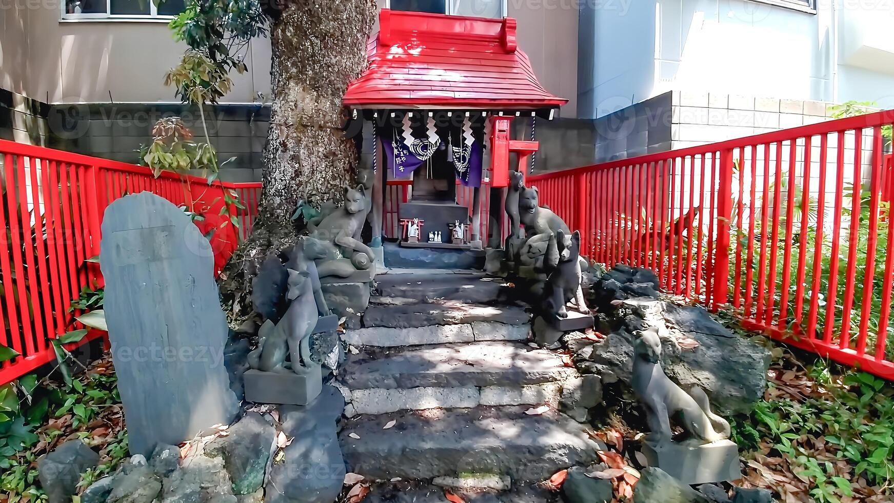 petit tombeau et renard.mimeguri tombeau est une tombeau situé dans Mukojima, sumida salle, Tokyo, Japon. photo