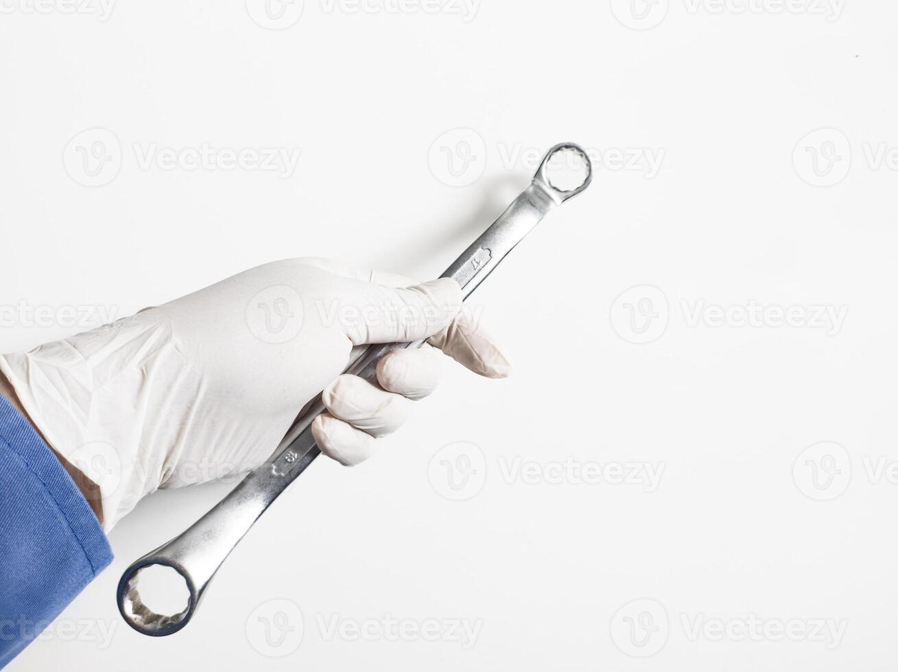 homme main avec gants détient une clés isolé sur blanc Contexte. mécanique outils concept. photo
