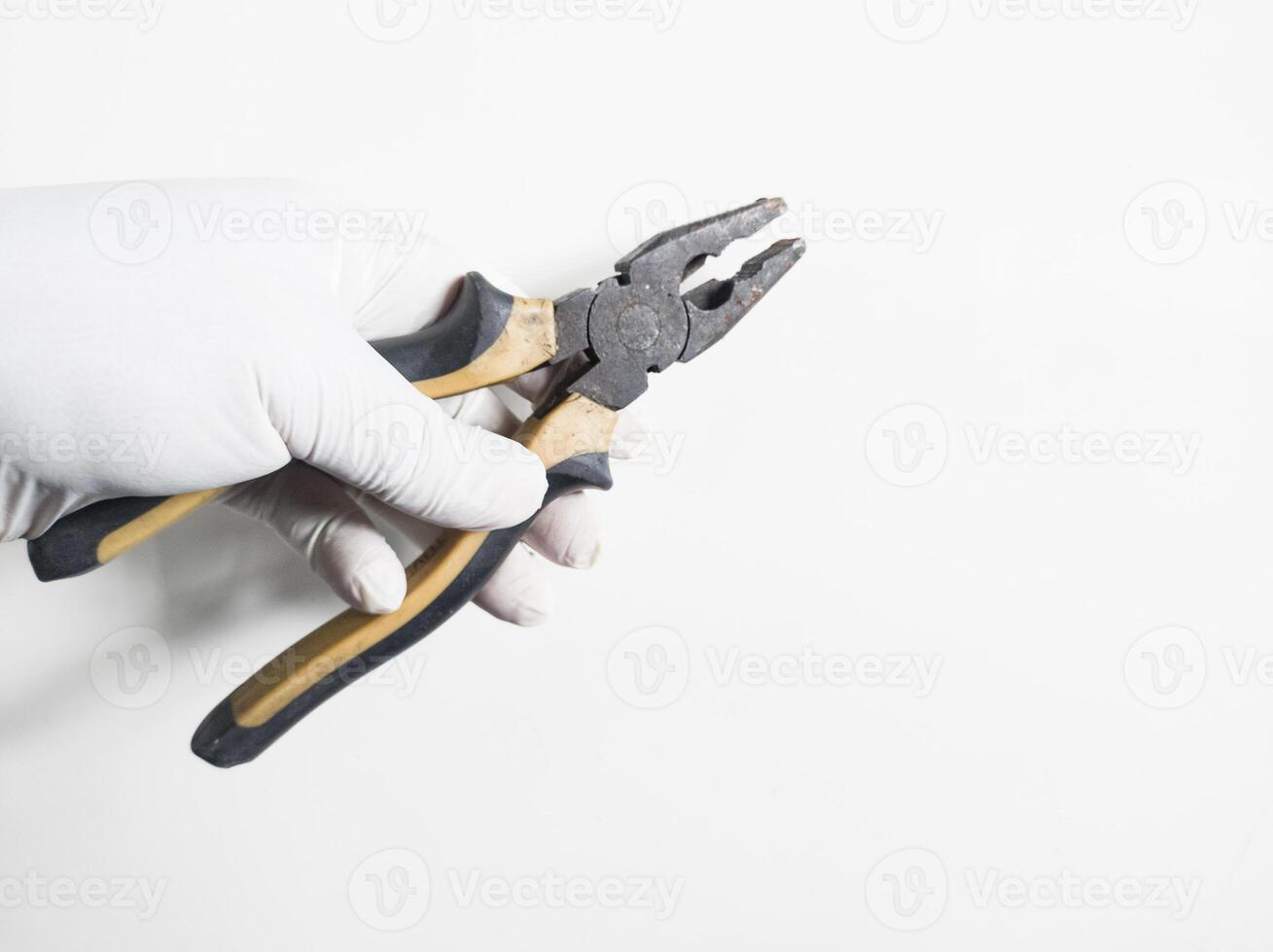 homme main détient une pinces Jaune et noir Couleur isolé sur blanc Contexte. photo