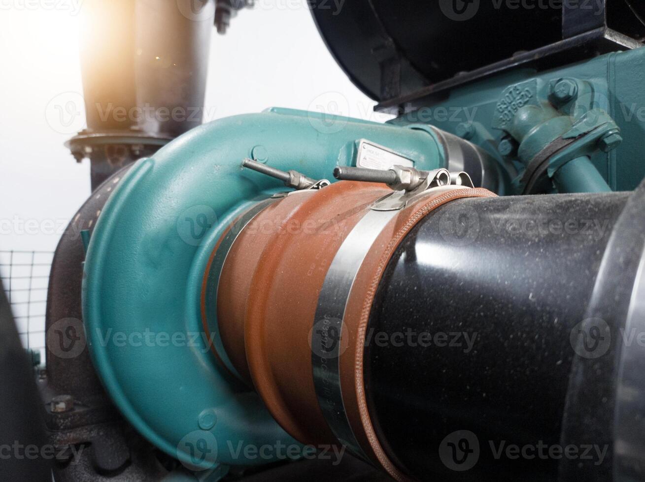 utilisation de inoxydable acier t boulon pinces dans caoutchouc tuyau tuyau Connexions. photo