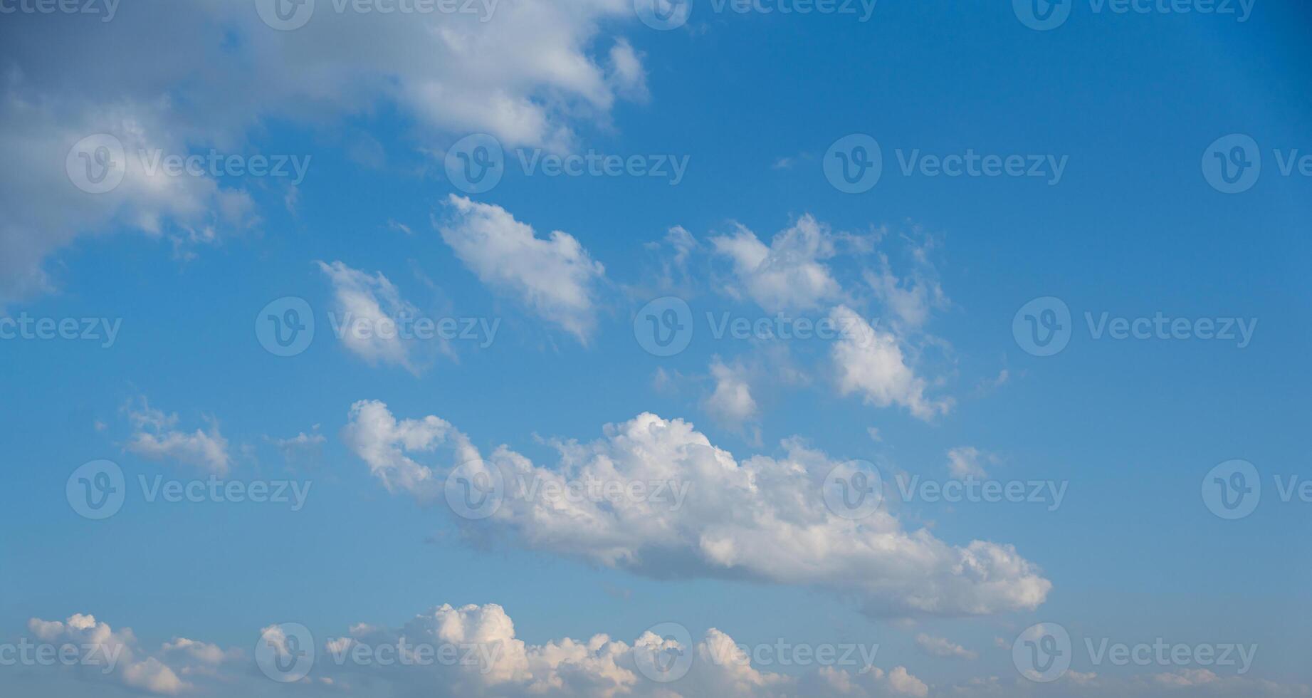 cloudscape - bleu ciel et blanc des nuages Contexte. photo