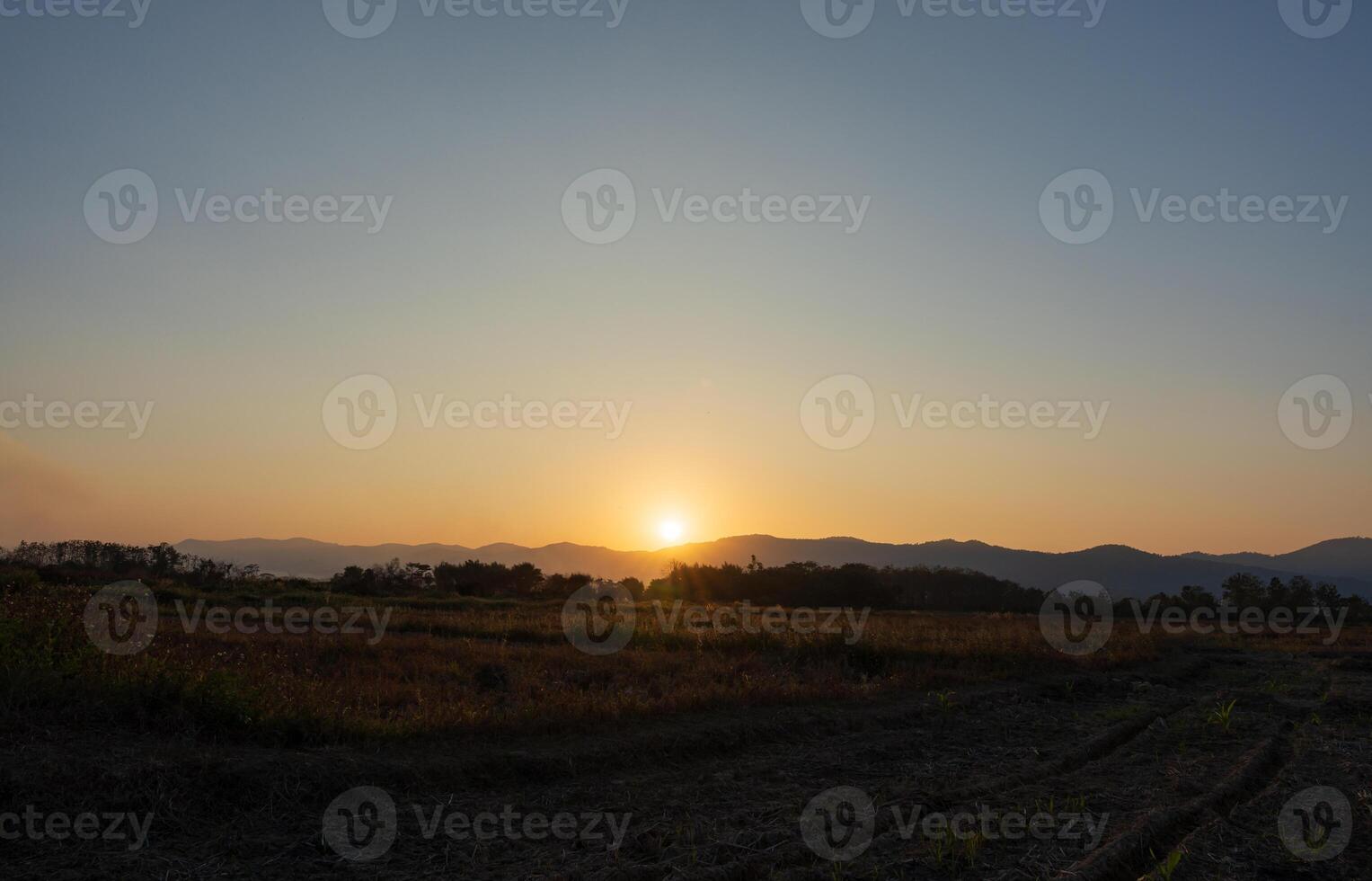 le coucher du soleil ciel avec l'automne cultiver. campagne paysage photo